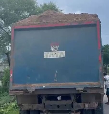 सड़क पर उड़ती धूल और गिरते मलबे पर लगेगी लगाम! डम्पर-टिपर के लिए सरकार का नया फरमान