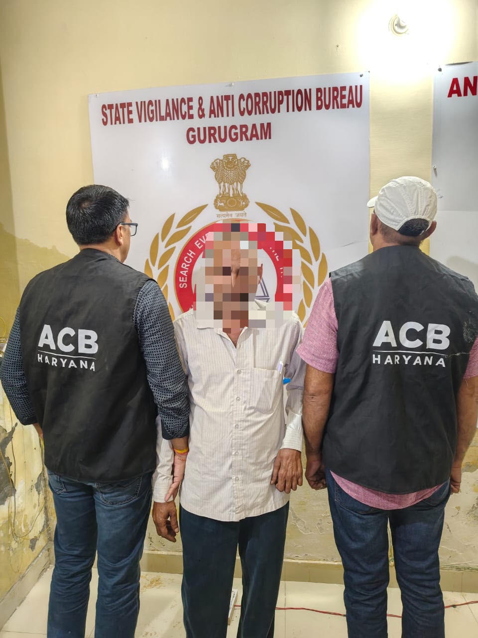 25 HP ट्रांसफार्मर बदलने के नाम पर ₹15 हजार रिश्वत की मांग, फोरमैन ₹14 हजार लेते रंगे हाथ गिरफ्तार