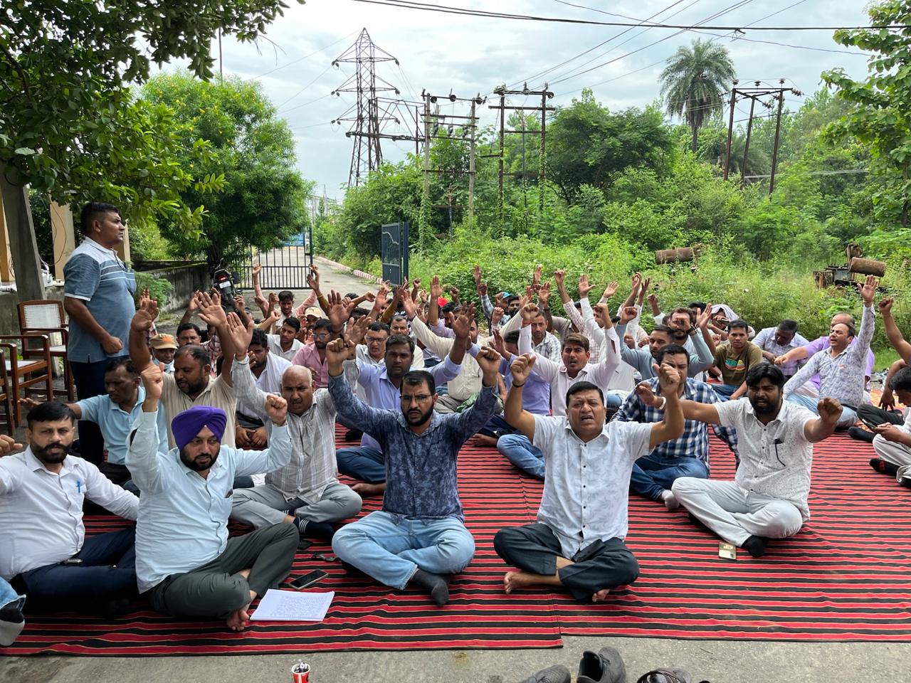 छछरौली में बिजली कर्मचारियों का जोरदार धरना-प्रदर्शन; निजीकरण और स्मार्ट मीटरिंग के खिलाफ खोला मोर्चा