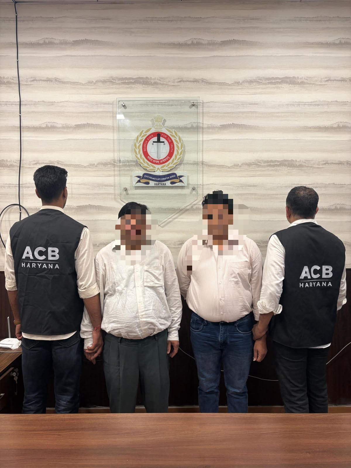 एक लाख रुपये रिश्वत लेते ETO और चालक रंगे हाथों गिरफ्तार