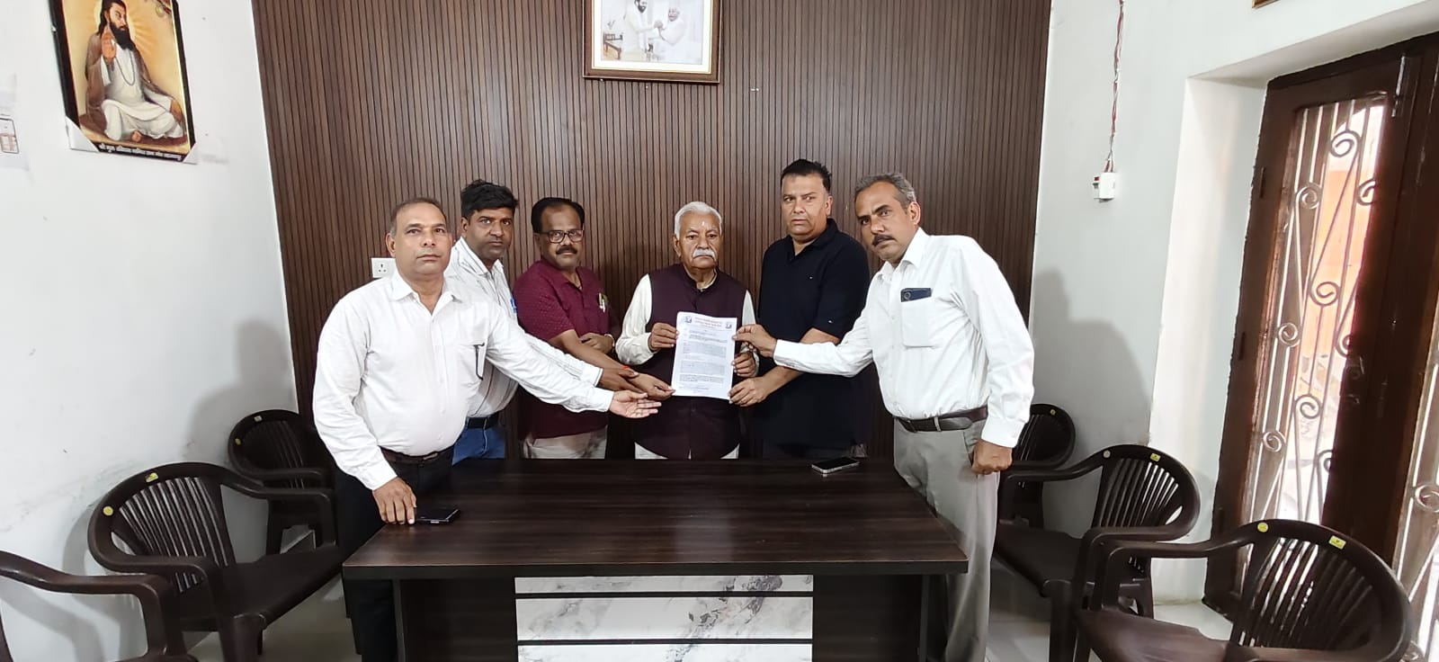 समानांतर बिजली वितरण लाइसेंस के विरोध में बिजली कर्मचारियों ने विधायकों को सौंपा ज्ञापन, विधानसभा में मुद्दा उठाने की मांग
