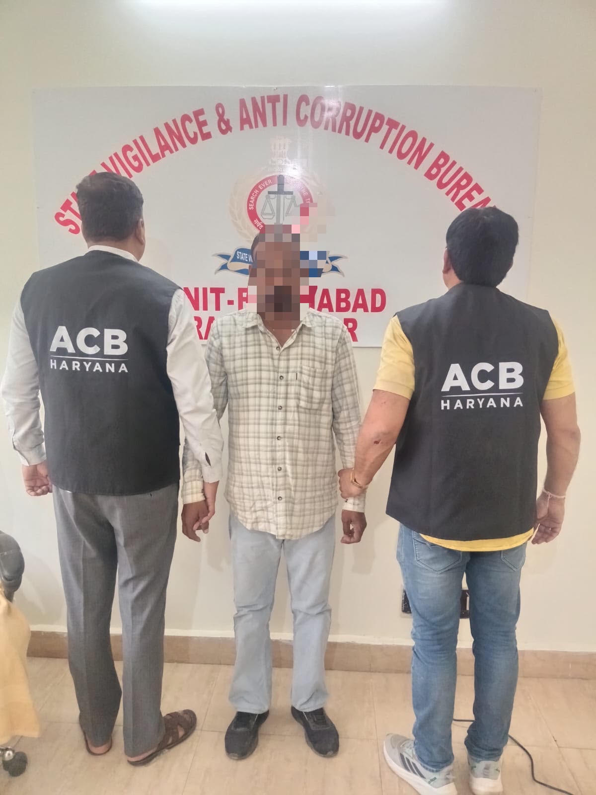 बिना फाइल तैयार किए ट्यूबवेल की बिजली लाइन शिफ्ट करने के नाम पर 15 हजार रुपये की रिश्वत लेते DHBVN का लाइनमैन रंगे हाथ गिरफ्तार