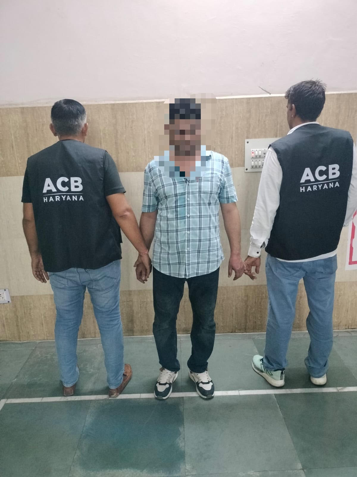 ड्रग लाइसेंस की फाइल आगे बढ़ाने के नाम पर 12 हजार रुपये रिश्वत लेते रंगे हाथ गिरफ्तार हुआ डाटा एंट्री ऑपरेटर
