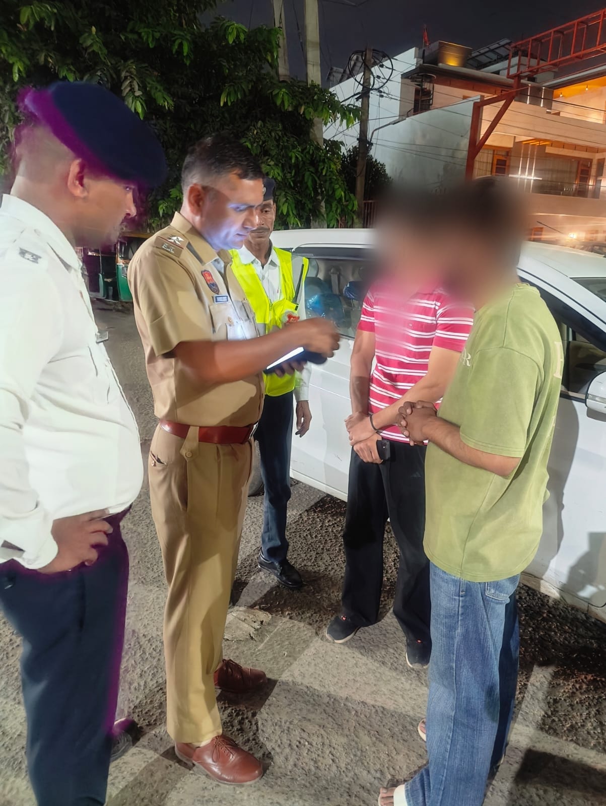 लाल-नीली बत्ती लगाकर भाग रही कार का DCP ने 5 किमी पीछा कर पकड़ा, 30 हजार का चालान, गाड़ी इंपाउंड