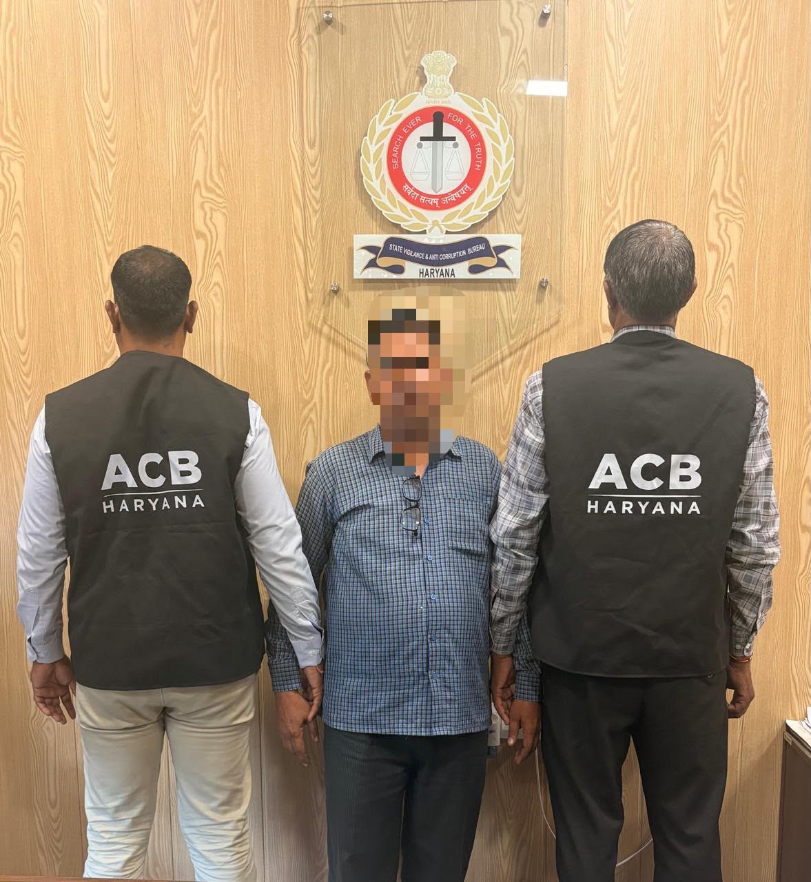 घर गिराने की कार्रवाई न करने के बदले 25 हजार रुपये की रिश्वत लेते बिल्डिंग इंस्पेक्टर गिरफ्तार