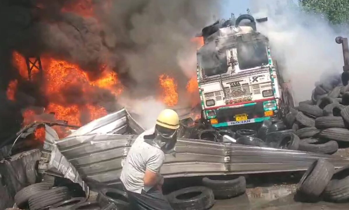छछरौली-दादूपुर रोड पर टायर फैक्ट्री में जोरदार धमाके के बाद भीषण आग, दो लोग झुलसे