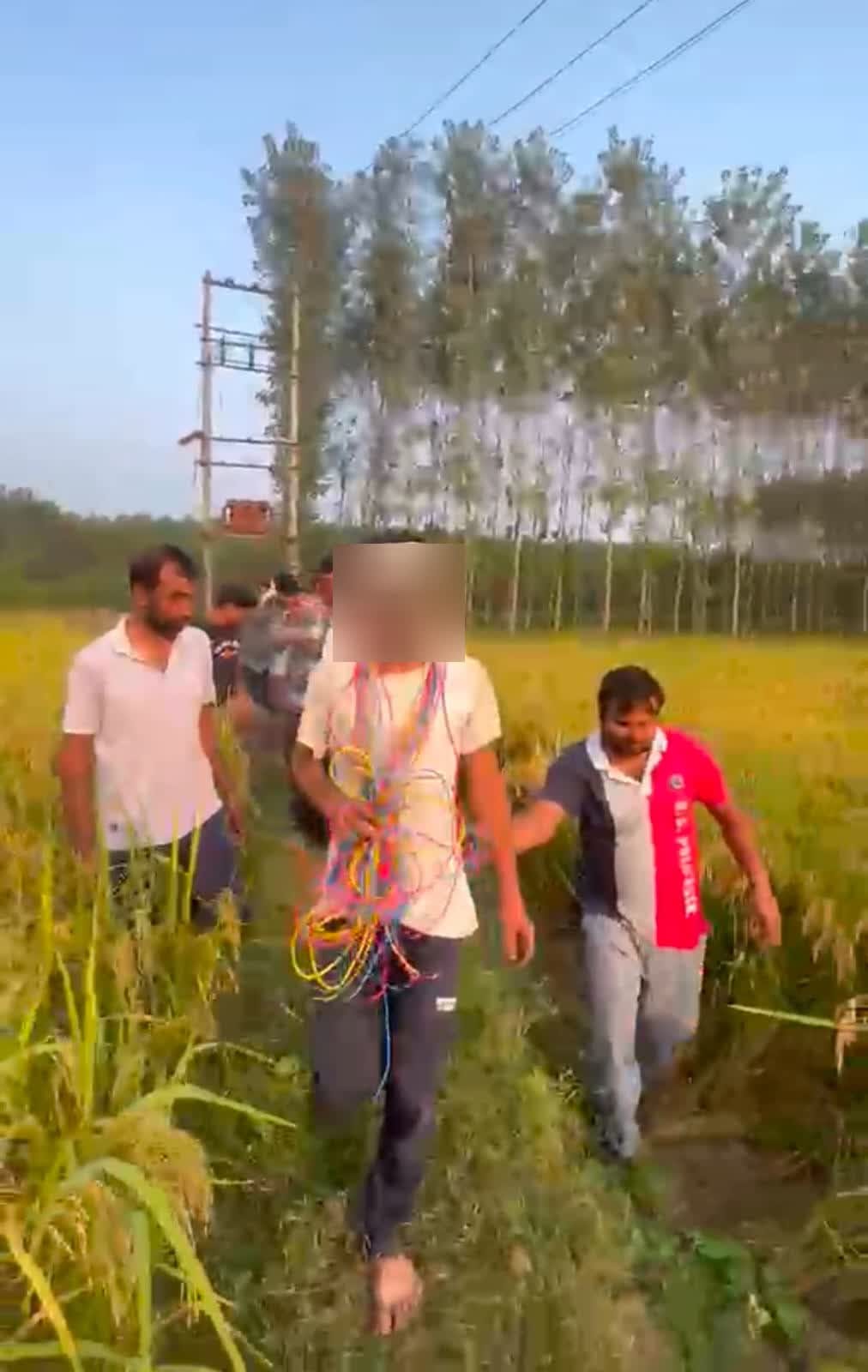 ट्यूबवेल से बिजली की तार चुराते रंगे हाथों पकड़ा गया चोर, ग्रामीणों ने गले में ‘तारों का हार’ पहनाकर सड़क पर घुमाया
