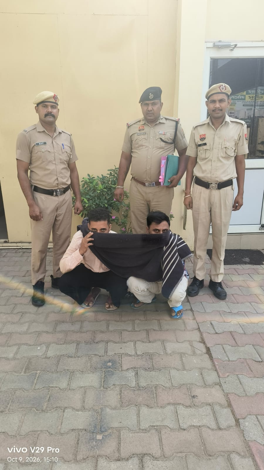 अवैध खैर कटाई और तस्करी के मामले में वन विभाग के कर्मचारी से हाथापाई कर फरार हुए दोनों आरोपियों को पुलिस ने किया गिरफ्तार