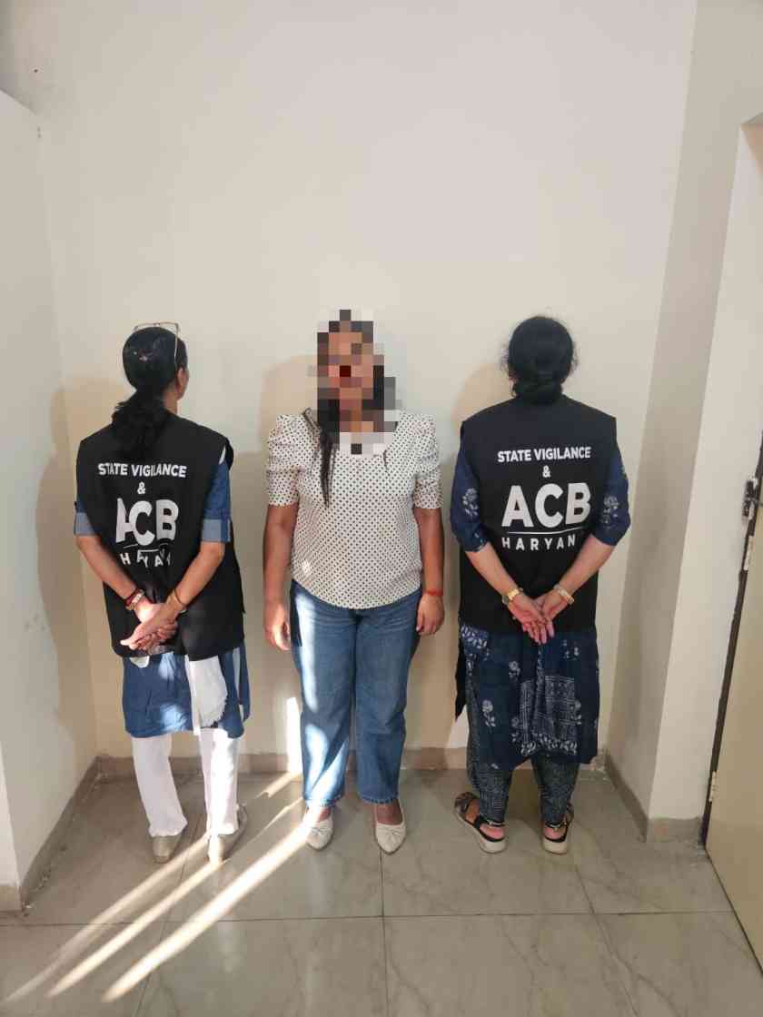 5 हजार रुपये रिश्वत लेते एनसीसी कार्यालय की क्लर्क रंगे हाथ गिरफ्तार