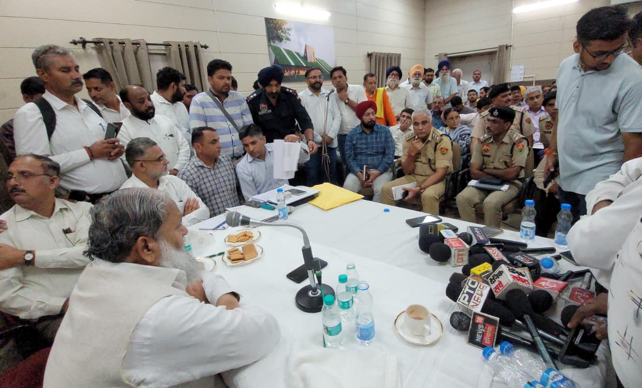 अनिल विज की सख्ती: बिजली निगम के एक्सईएन के तबादले के आदेश, ठेकेदार को नोटिस, ब्लैक लिस्ट करने के निर्देश