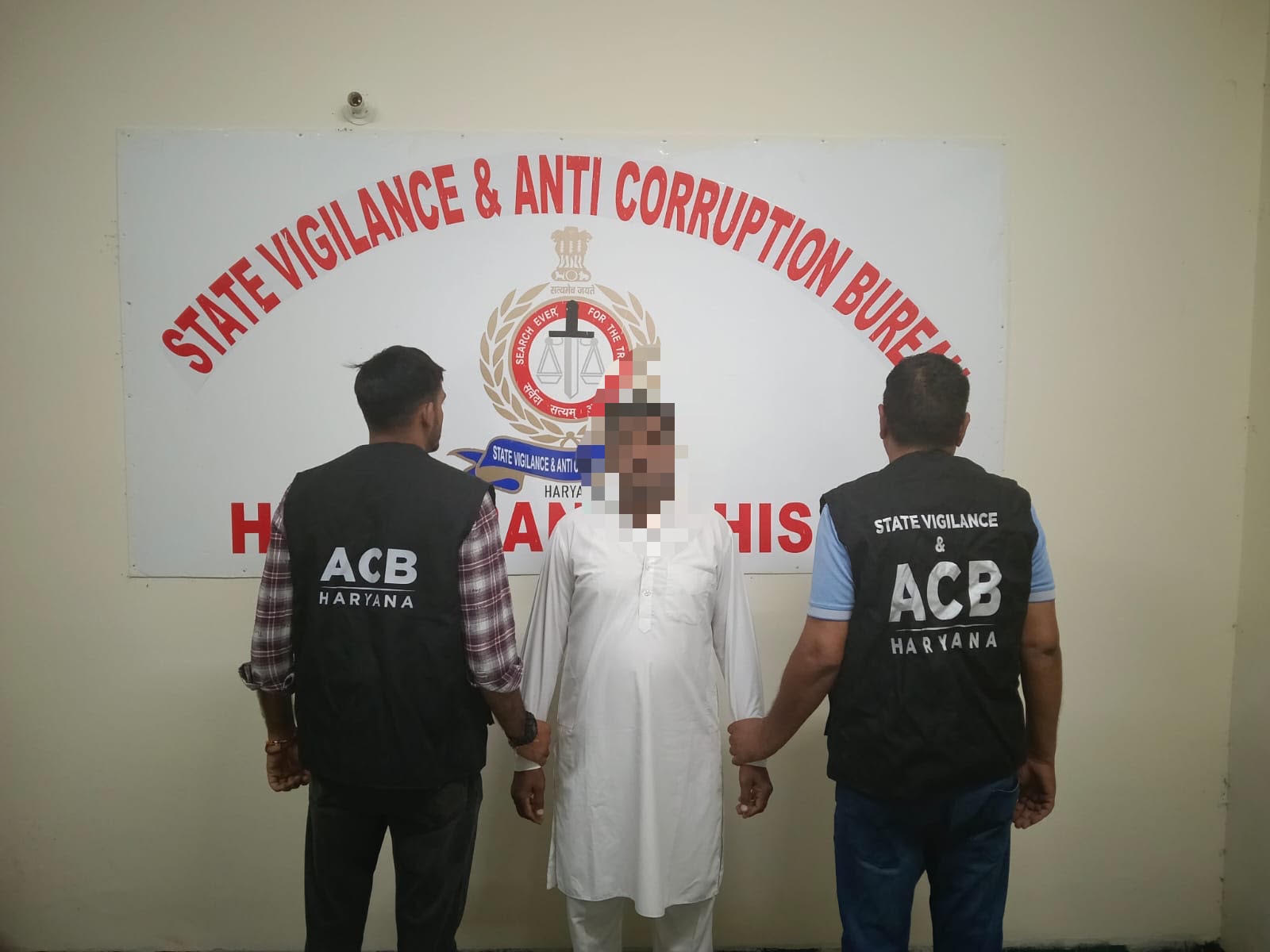एनओसी पर हस्ताक्षर करने के बदले 50 हजार रुपये रिश्वत मांगने के आरोप में सरपंच गिरफ्तार