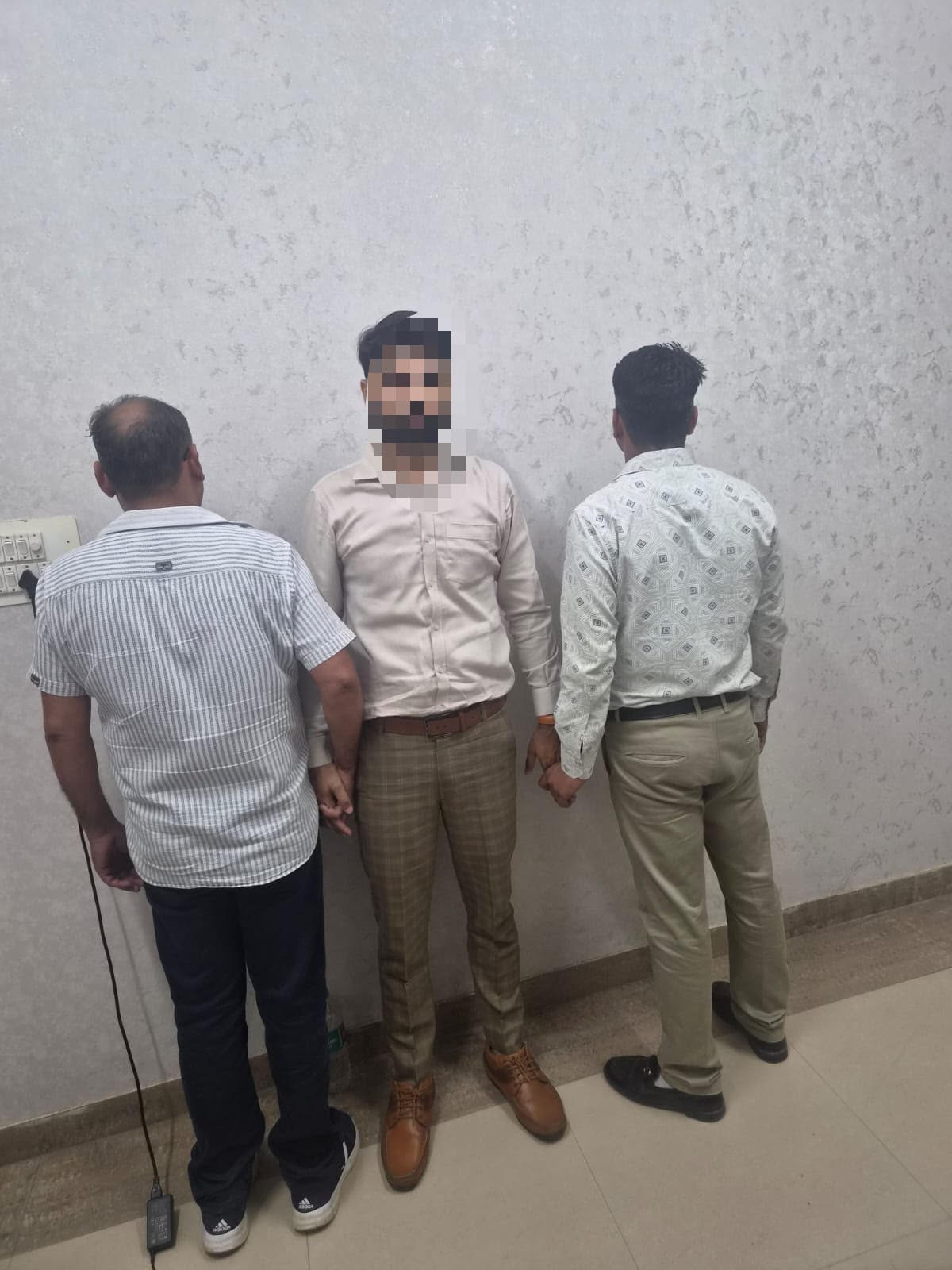 प्लॉटों की रजिस्ट्री करने के बदले 70 हजार रुपये रिश्वत लेते तहसील का क्लर्क गिरफ्तार